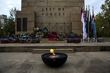 North Sydney ANZAC Day Dämmerungsgottesdienst - Feuerstellen